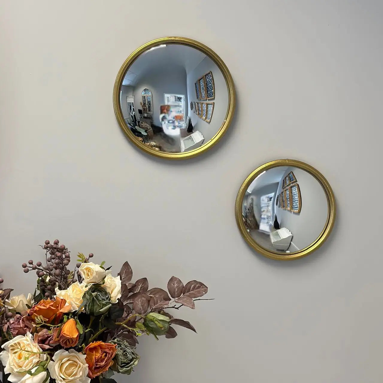 Round Convex Mirror with Metal Frame in Gold Finish