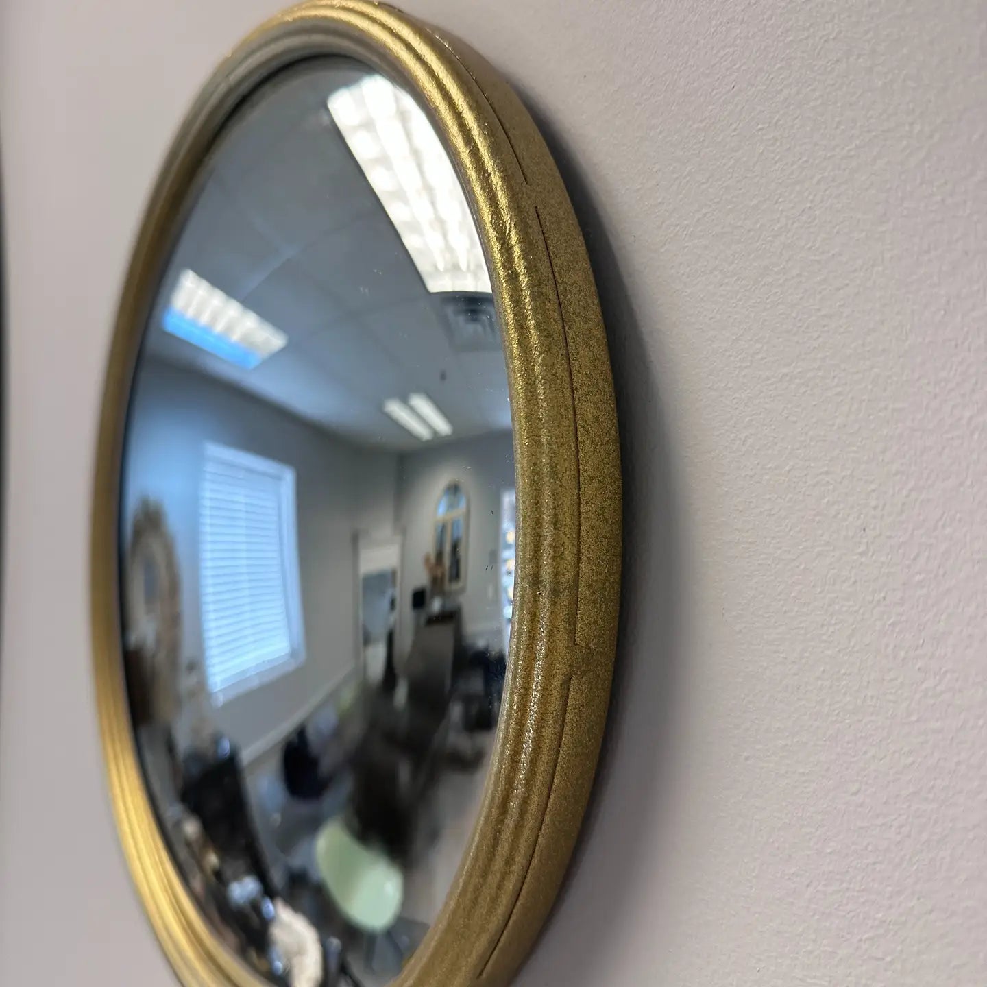 Round Convex Mirror with Metal Frame in Gold Finish