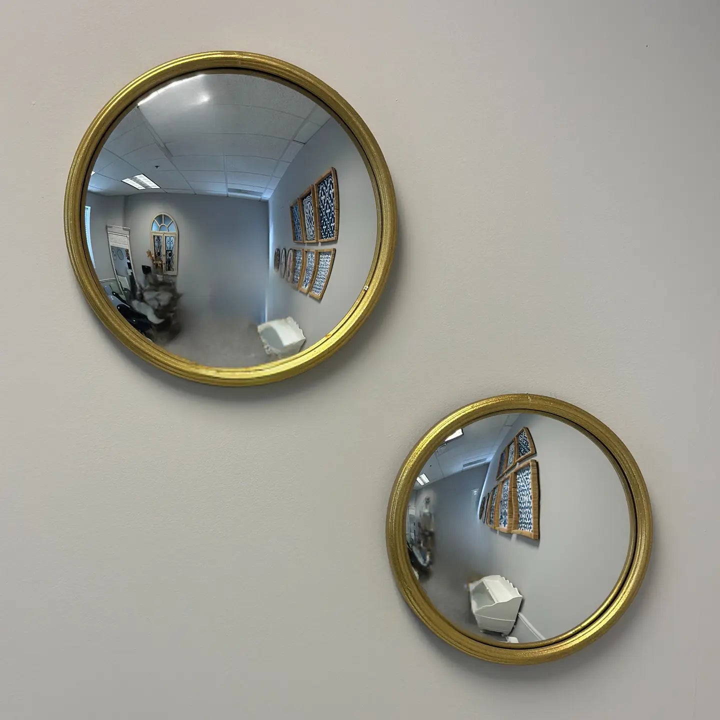 Round Convex Mirror with Metal Frame in Gold Finish